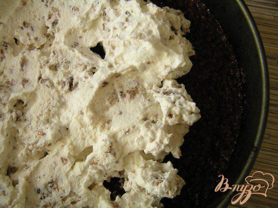 Фото приготовление рецепта: Торт-мороженое с безе и красными ягодами шаг №15
