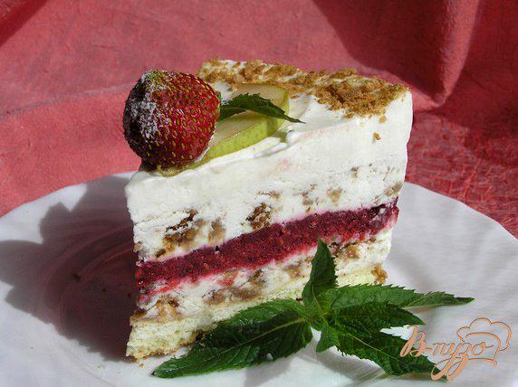 Фото приготовление рецепта: Торт-мороженое с безе и красными ягодами шаг №19