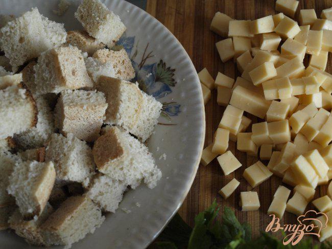 Фото приготовление рецепта: Запеканка из кабачков с сыром и белым хлебом. шаг №1