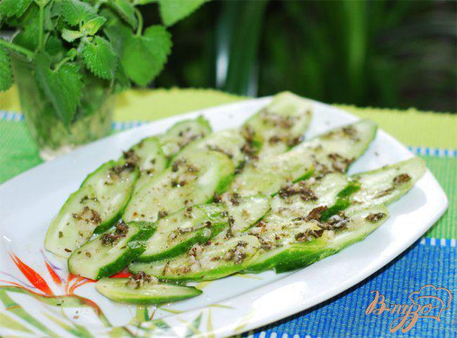 Фото приготовление рецепта: Салат из огурцов с мятой. шаг №5