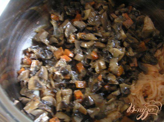 Фото приготовление рецепта: Картофельно-грибные маффины шаг №4