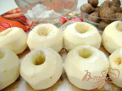 Фото приготовление рецепта: Яблоки, фаршированные орехами и мёдом, в слоёной «шубке» шаг №1