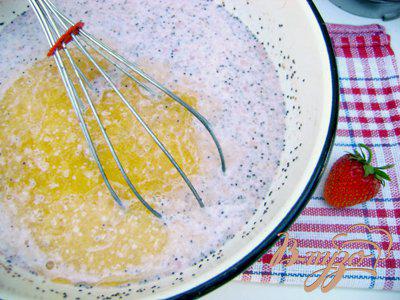Фото приготовление рецепта: Клубнично-маковые десертные оладьи шаг №3