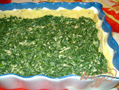 Фото приготовление рецепта: Тонкий закусочный пирог с сырно-шпинатной начинкой шаг №3