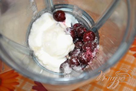 Фото приготовление рецепта: Йогуртовый вишневый коктейль шаг №2