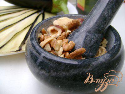 Фото приготовление рецепта: Рулетики из баклажанов с орехово-творожной начинкой шаг №2