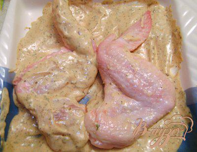 Фото приготовление рецепта: Крылышки в горчичном маринаде с кунжутом шаг №3