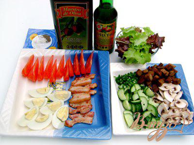 Фото приготовление рецепта: Салат с овощами, гренками и оливковой заправкой «Гранд» шаг №2