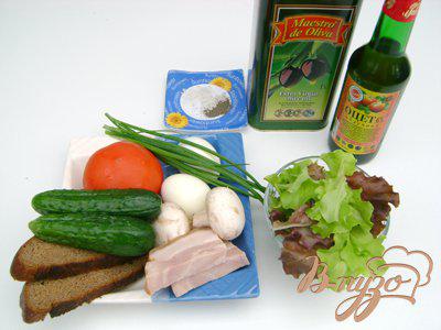 Фото приготовление рецепта: Салат с овощами, гренками и оливковой заправкой «Гранд» шаг №1