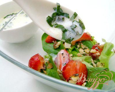 Фото приготовление рецепта: Салат с клубникой, шпинатом и мятно-йогуртовой заправкой шаг №3