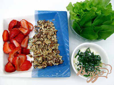 Фото приготовление рецепта: Салат с клубникой, шпинатом и мятно-йогуртовой заправкой шаг №2