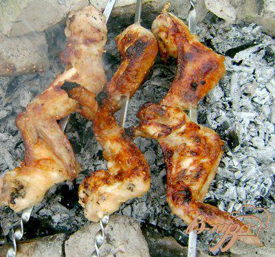Фото приготовление рецепта: Шашлык из куриных крыльев в горчичном маринаде с кунжутом шаг №4