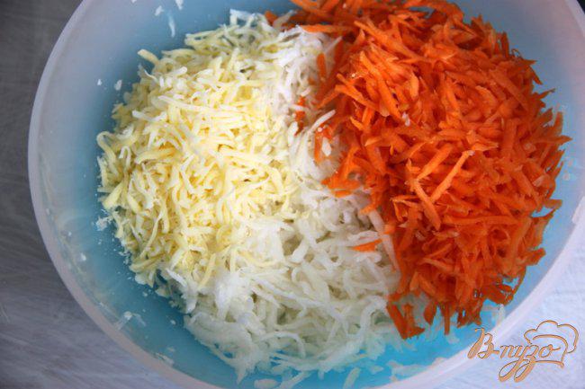 Фото приготовление рецепта: Салат из редьки и моркови с сыром шаг №1