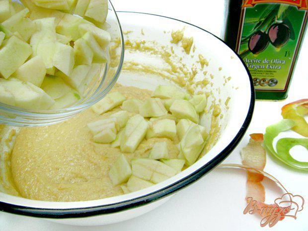 Фото приготовление рецепта: Пирог на оливковом масле с коньяком и корицей «Райское яблочко» шаг №2