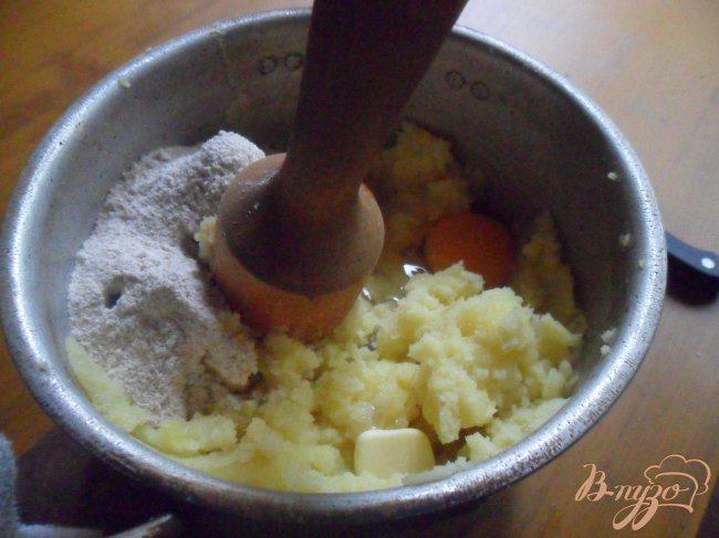 Фото приготовление рецепта: Картофельные зразы с грибами и грибным соусом шаг №2