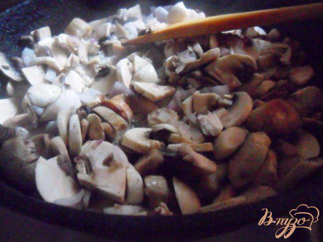 Фото приготовление рецепта: Картофельные зразы с грибами и грибным соусом шаг №4