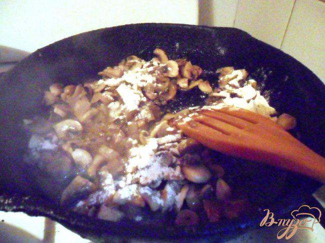Фото приготовление рецепта: Картофельные зразы с грибами и грибным соусом шаг №6