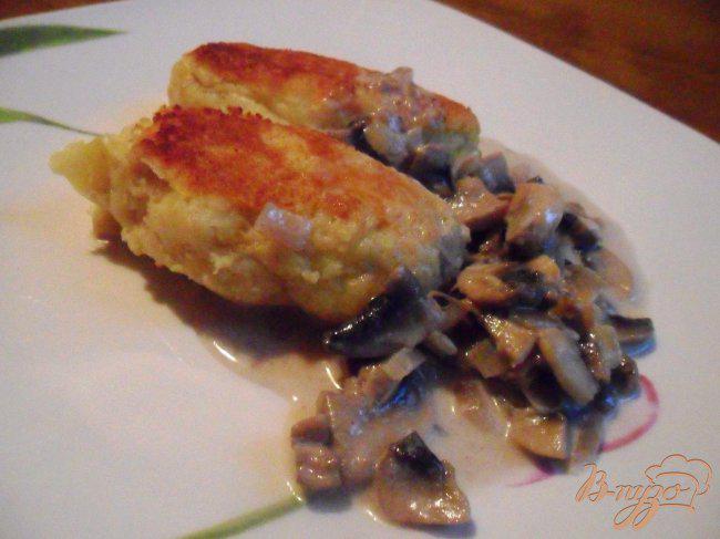 Фото приготовление рецепта: Картофельные зразы с грибами и грибным соусом шаг №8