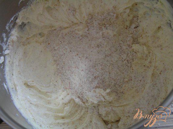 Фото приготовление рецепта: Миндальный кекс с брусникой шаг №2