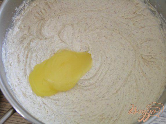 Фото приготовление рецепта: Миндальный кекс с брусникой шаг №3