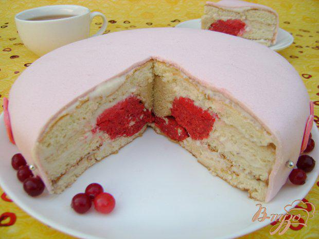 Фото приготовление рецепта: Бисквитный тортик с «сердцем» внутри шаг №6