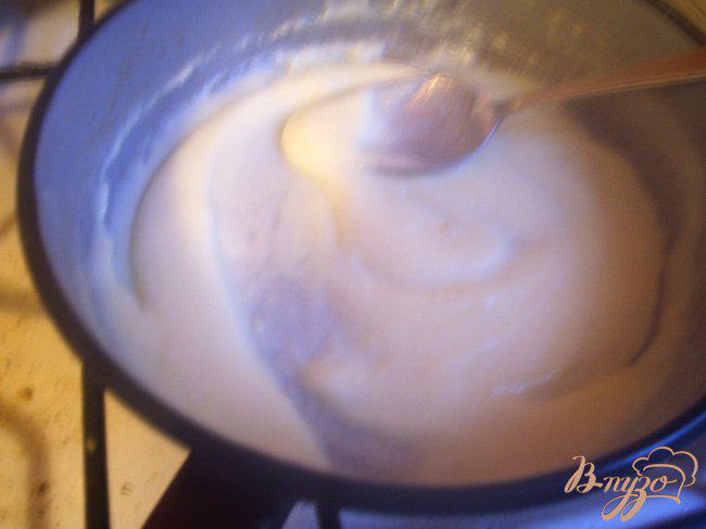 Фото приготовление рецепта: Лумакони с куриным фаршем, запечёные под соусом «Бешамель» шаг №4