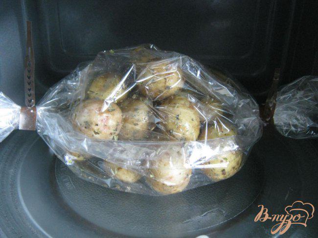 Фото приготовление рецепта: Картофель с пряными травами в микроволновке. шаг №4