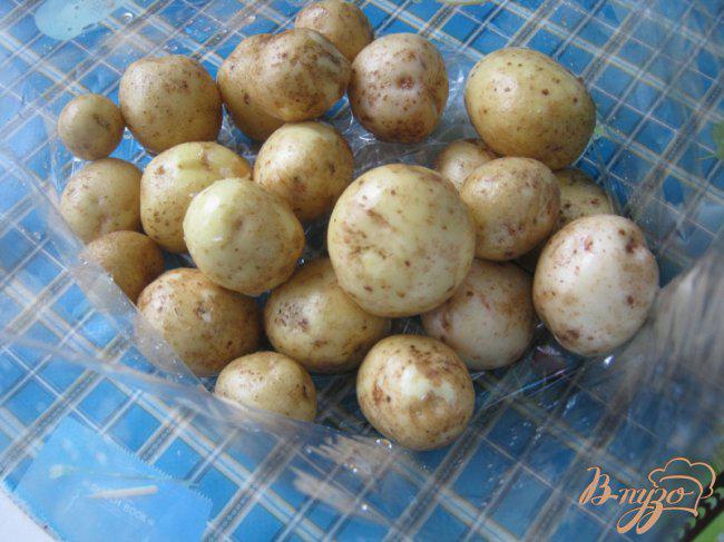 Фото приготовление рецепта: Картофель с пряными травами в микроволновке. шаг №1