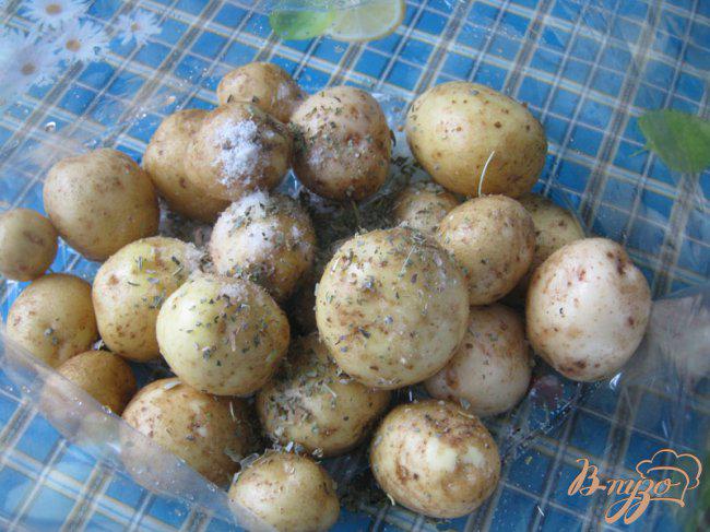 Фото приготовление рецепта: Картофель с пряными травами в микроволновке. шаг №3