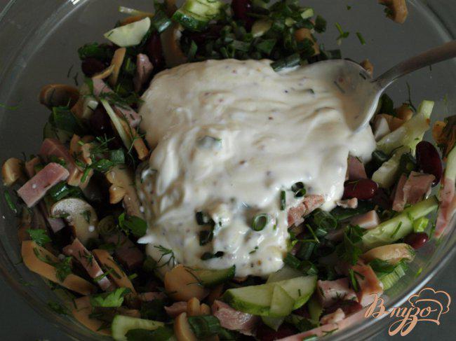 Фото приготовление рецепта: Салат с ветчиной, фасолью и шампиньонами шаг №3