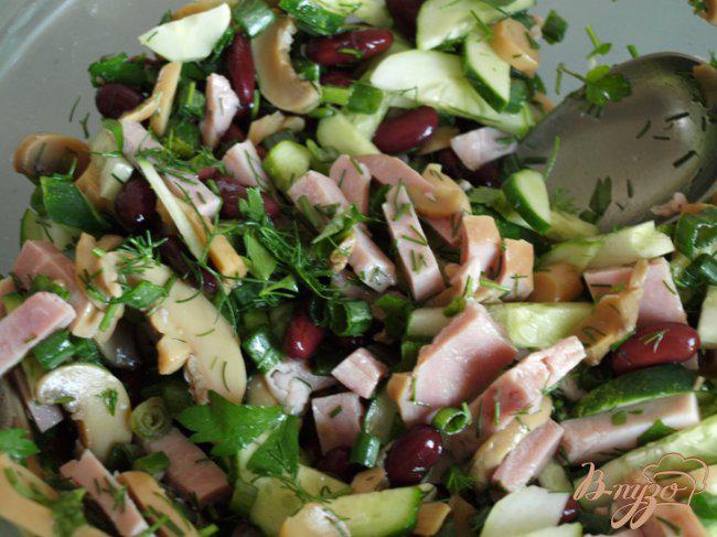 Фото приготовление рецепта: Салат с ветчиной, фасолью и шампиньонами шаг №2