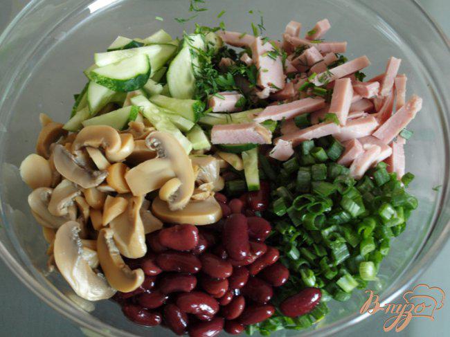 Фото приготовление рецепта: Салат с ветчиной, фасолью и шампиньонами шаг №1