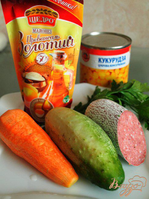 Фото приготовление рецепта: Салат с копчёной колбасой и сырой морковью шаг №1