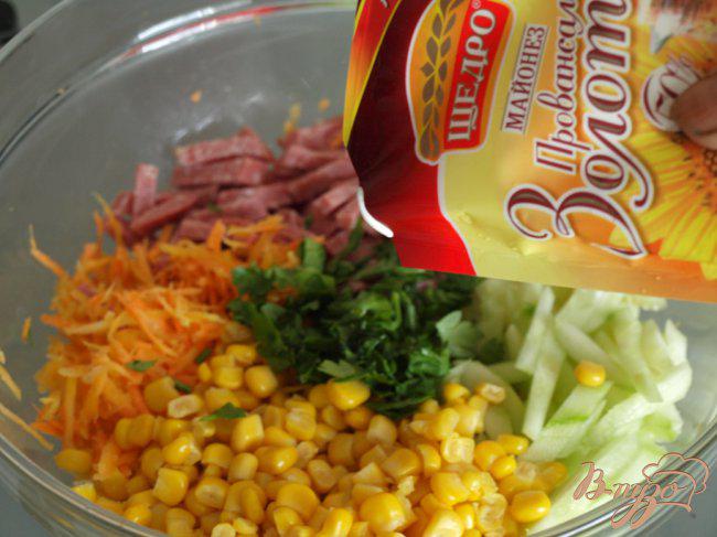 Фото приготовление рецепта: Салат с копчёной колбасой и сырой морковью шаг №2