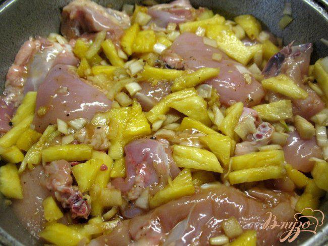 Фото приготовление рецепта: Курица в ананасах. шаг №2