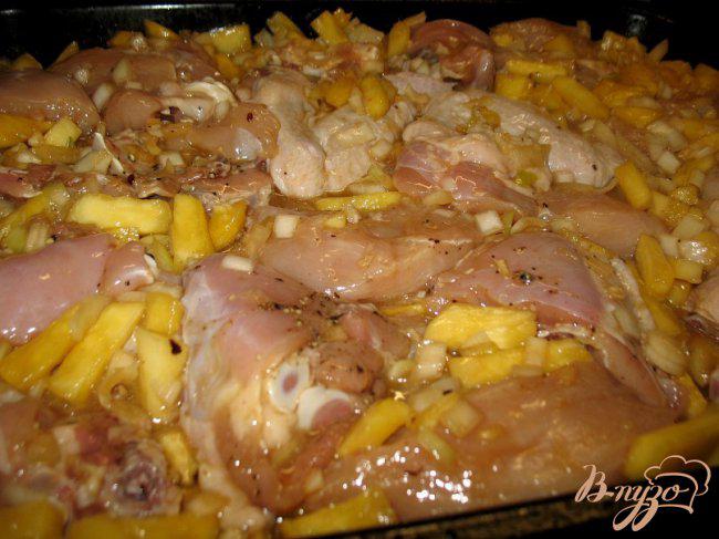 Фото приготовление рецепта: Курица в ананасах. шаг №3