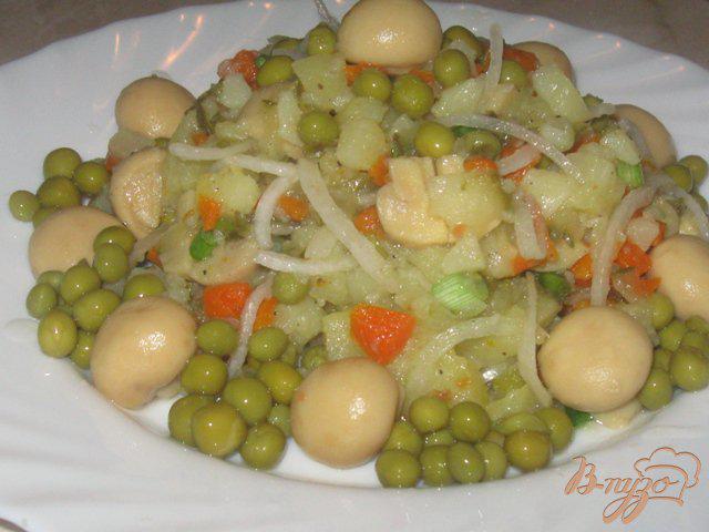 Фото приготовление рецепта: Салат  из овощей «Крестьянский» шаг №7