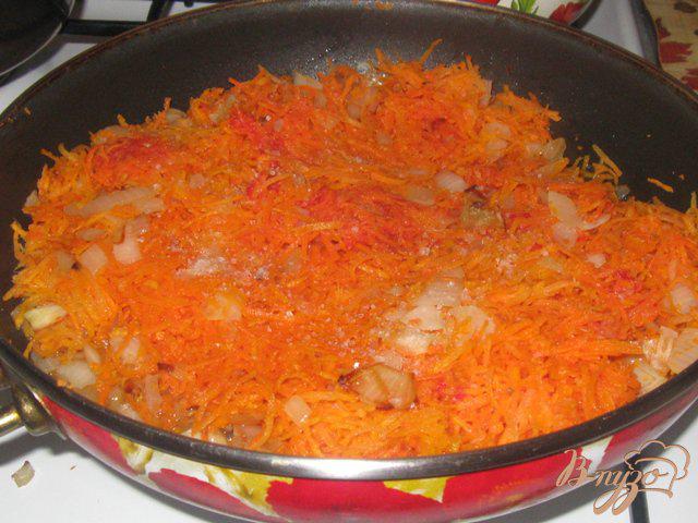 Фото приготовление рецепта: Фаршированный морковкой перец в томатном соусе шаг №3