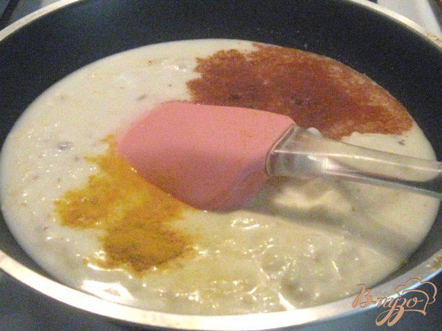 Фото приготовление рецепта: Куриное филе в молочно-сырном соусе шаг №7