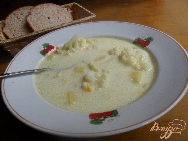 Фото приготовление рецепта: Сырный суп с цветной капустой шаг №5