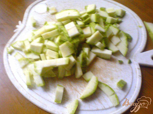 Фото приготовление рецепта: Лумакони с фаршем, кабачками и помидорами шаг №2