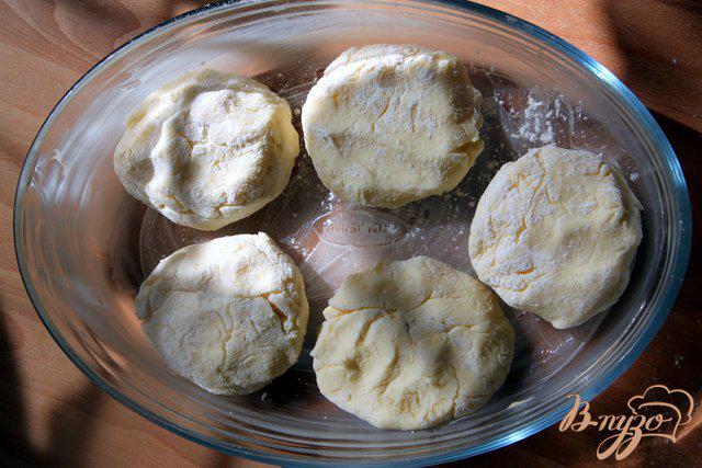 Фото приготовление рецепта: Запечёные картофельно-творожные котлеты шаг №4