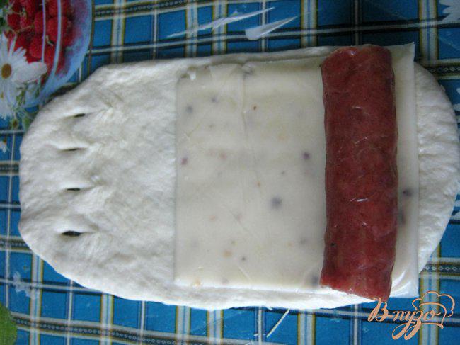 Фото приготовление рецепта: Трубочки с сыром и копчёными колбасками. шаг №5