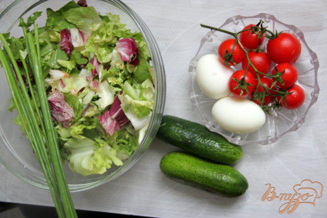 Фото приготовление рецепта: Овощной салат с дрессингом «Эмменталер» шаг №2