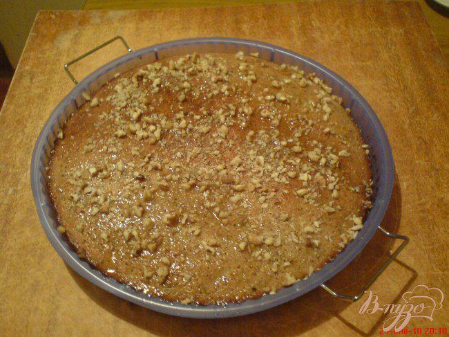 Фото приготовление рецепта: Манник с сиропом и грецкими орехами шаг №7