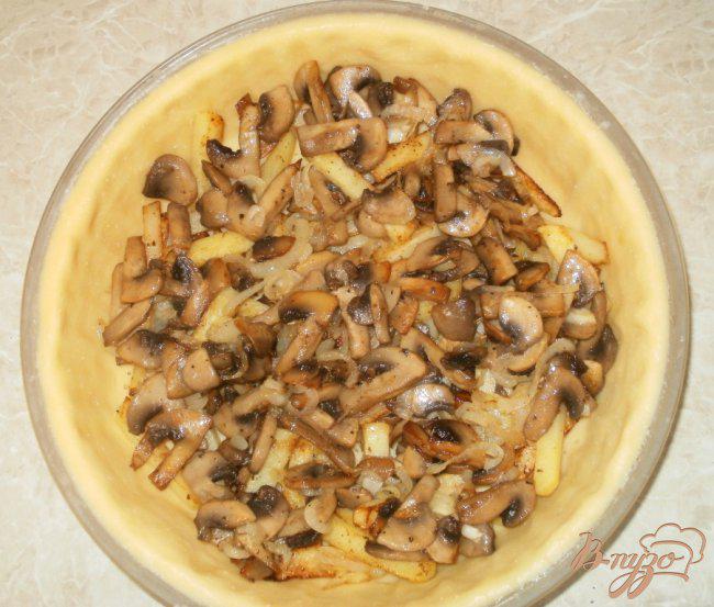 Фото приготовление рецепта: Пирог с грибами и картофелем шаг №8