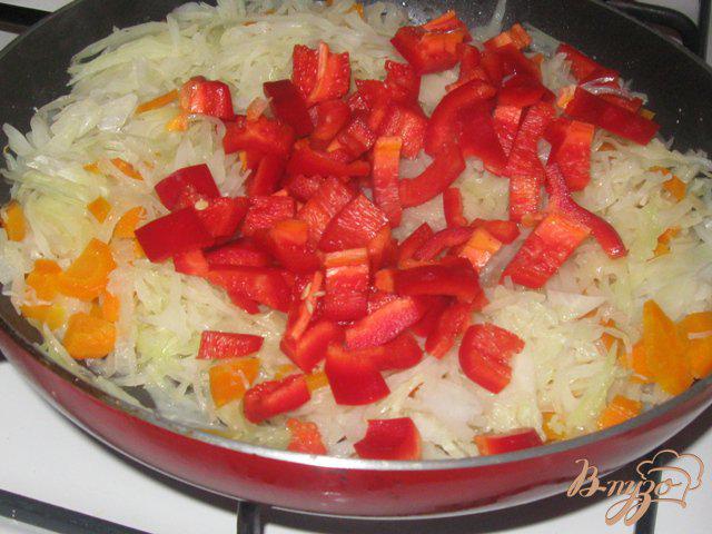 Фото приготовление рецепта: Тушеная капуста с болгарским перцем и сосисками шаг №3