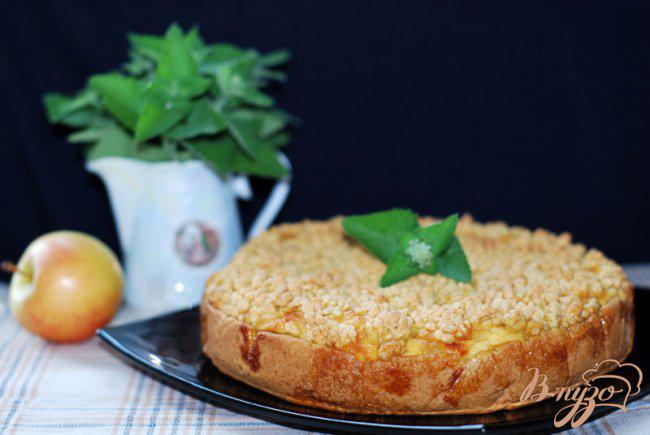 Фото приготовление рецепта: Творожно-яблочный пирог. шаг №10