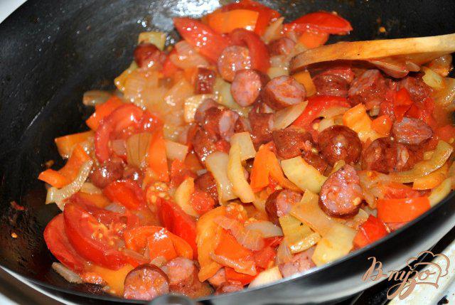 Фото приготовление рецепта: Лечо с колбасками по-венгерски шаг №3