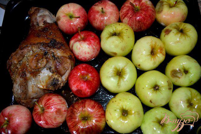 Фото приготовление рецепта: Рулька в яблоках. шаг №2